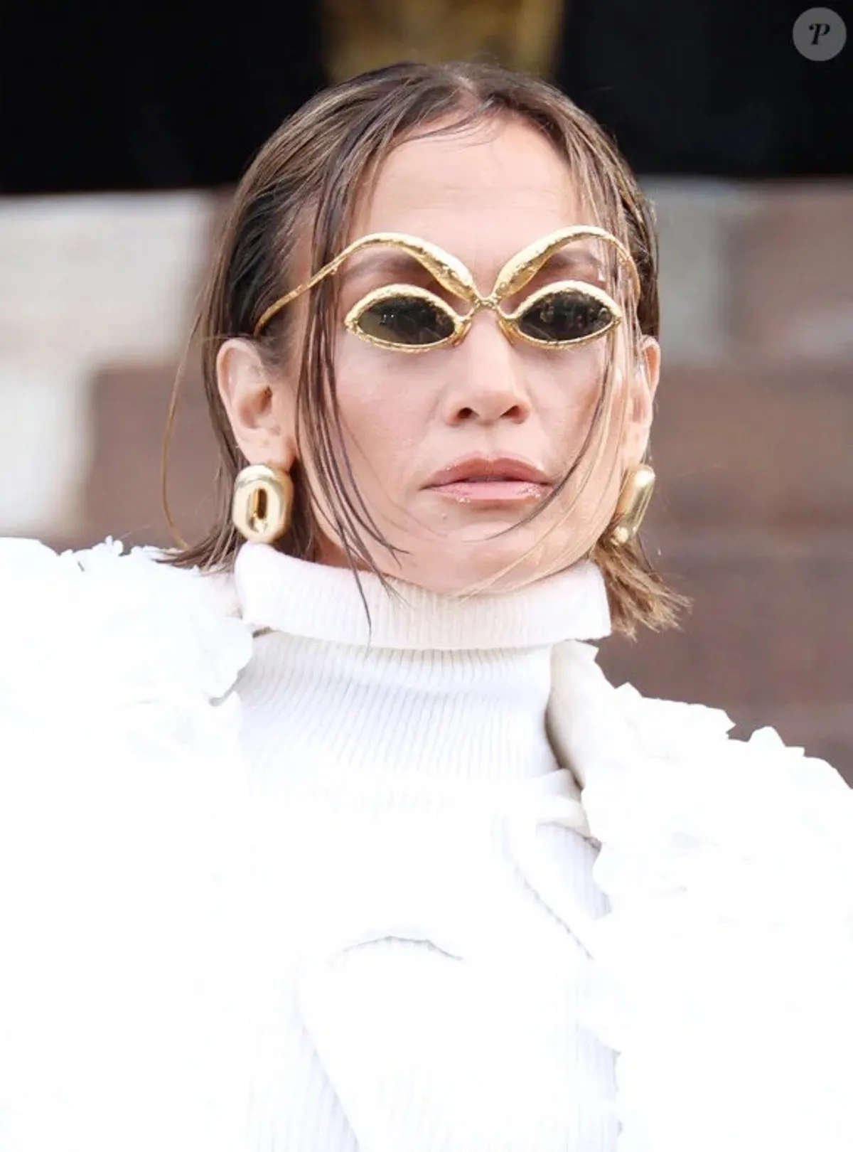 Jennifer Lopez portant des lunettes de la collection 2022
